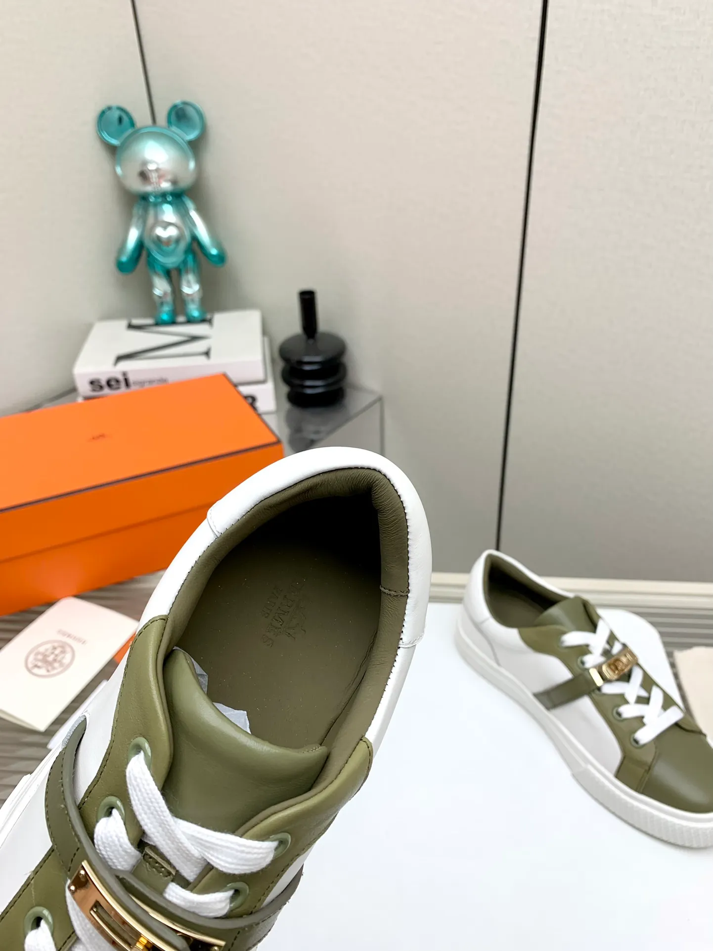 👟👟Ex-factory price 660👟👟 Men's style ➕10 (high version) Hermes classic couple model #𝐊𝐞𝐥𝐥𝐲 buckle casual white skate shoes, which will not conflict with shoes at all. Full of unknowns, Hermès rarely produces flat casual shoes and they are paired with classic palladium-plated Kelly shoe buckles! You'll fall in love with it at first sight. It's super versatile and can be worn with any skirt or pants. 🉑️Looking in with your eyes closed, it looks super noble. Fabric: Specific cowhide/canvas material. Lining: Sheepskin lining. Outsole: Original molded TPU outsole. Size: 35-45.